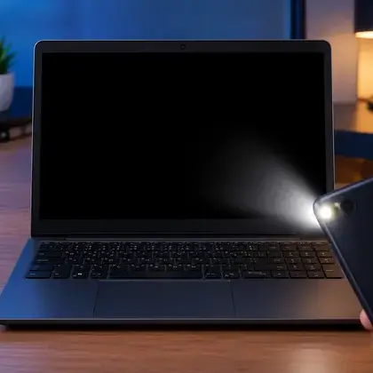 Teste da lanterna em um notebook com a tela escura