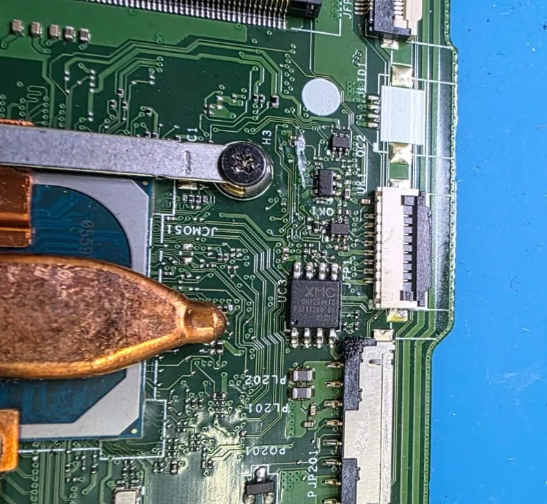 Detalhe da placa do Acer Aspire 3 com o chip de BIOS de oito pinos da marca XMC, identificado como UC3, perto da serigrafia JCMOS1