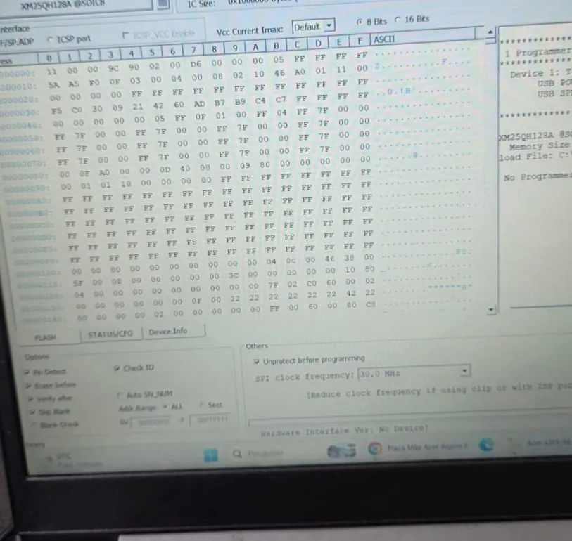 Tela do programa do programador de memórias com o chip XM25QH128A selecionado e o conteúdo do chip exibido em hexadecimal