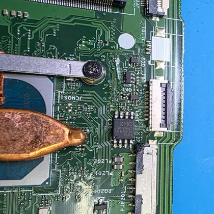 Chip de BIOS da marca XMC numa placa de Acer Aspire 3 A315-58, perto do processador