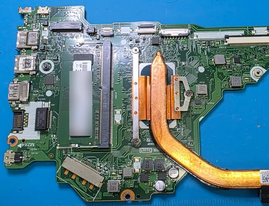 Placa-mãe de um Acer Aspire 3 A315-58 fora do chassi, com o módulo de memória ADATA, o dissipador de cobre sobre o processador e os conectores de borda