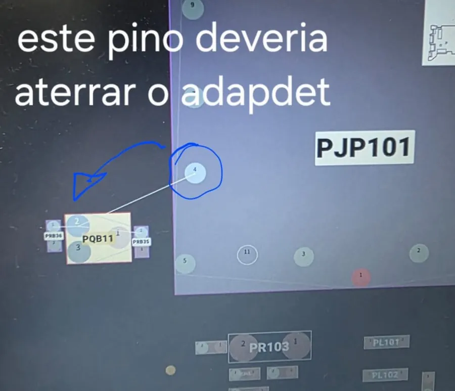 Captura do boardview da placa com o transistor PQB11 e o conector PJP101 destacados, e a anotação de que um pino deveria aterrar o sinal ADAPDET