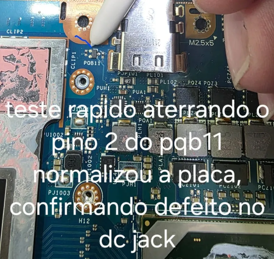 Placa do Acer Nitro 5 com a ponta de um instrumento tocando o pino 2 do PQB11, com a anotação de que o teste rápido normalizou a placa