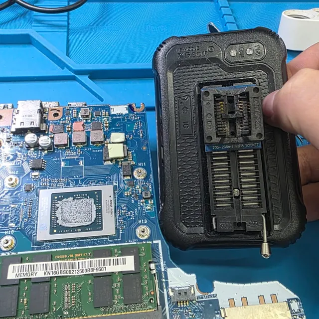 Programador de memórias com soquete SOP8 sobre a placa-mãe do Acer Nitro 5 durante a regravação da BIOS