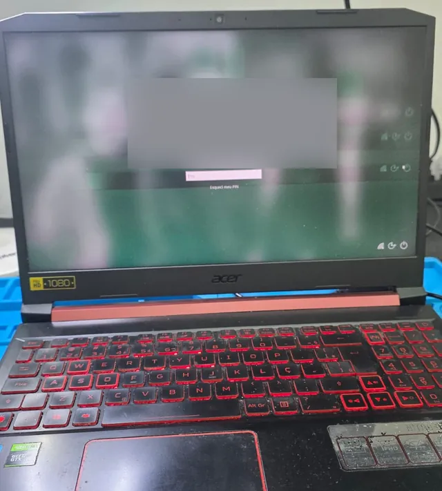 Acer Nitro 5 com a tela de login do Windows aberta depois da regravação da BIOS, com os dados do usuário ocultados