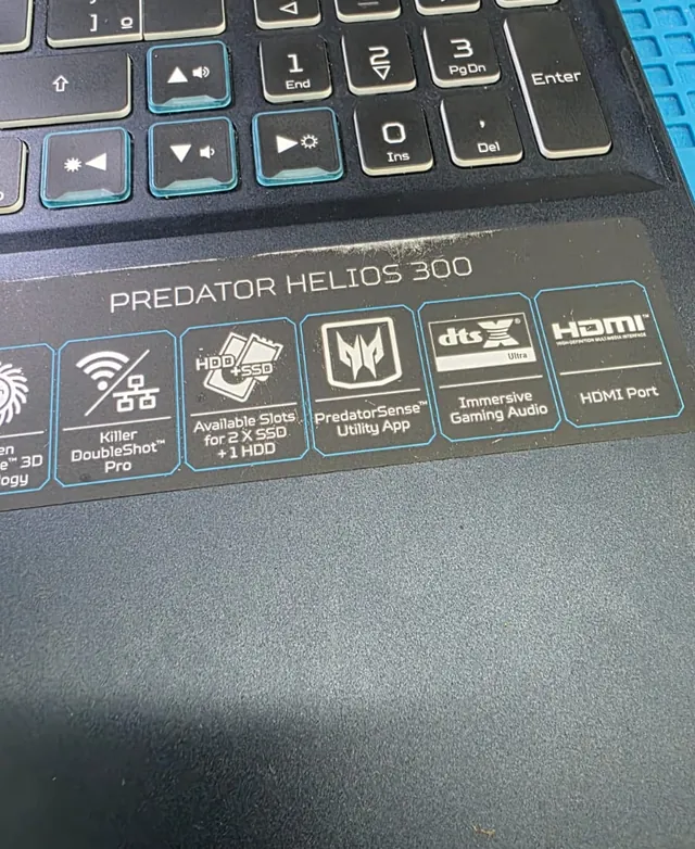 Etiqueta Predator Helios 300 ao lado do teclado numérico do notebook, com os ícones de recursos do modelo