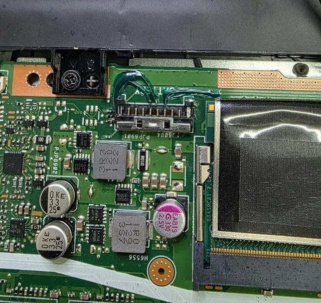 Conector da bateria do ASUS X515J soldado de novo na placa, com fios de reparo em verde e verniz de proteção