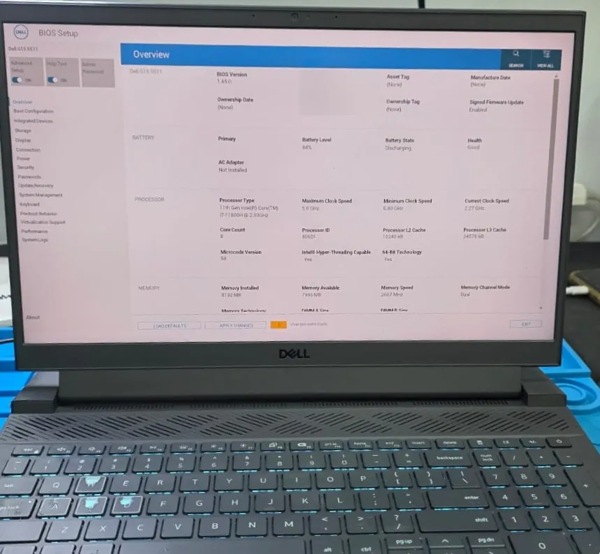 Tela de configuração da BIOS do Dell G15 5511 mostrando a versão 1.45.0, o processador Intel Core i7-11800H e a bateria com 84 por cento