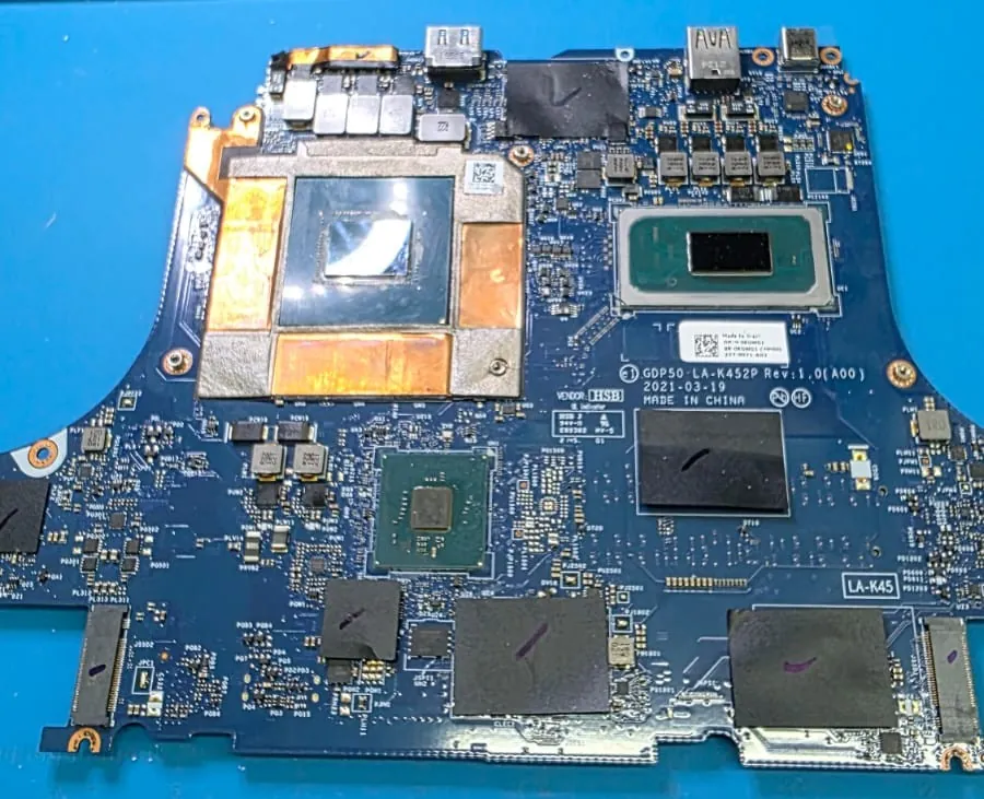 Placa-mãe de um Dell G15 5511 sem o dissipador, com o chip de vídeo e o processador expostos e a identificação LA-K452P impressa ao lado