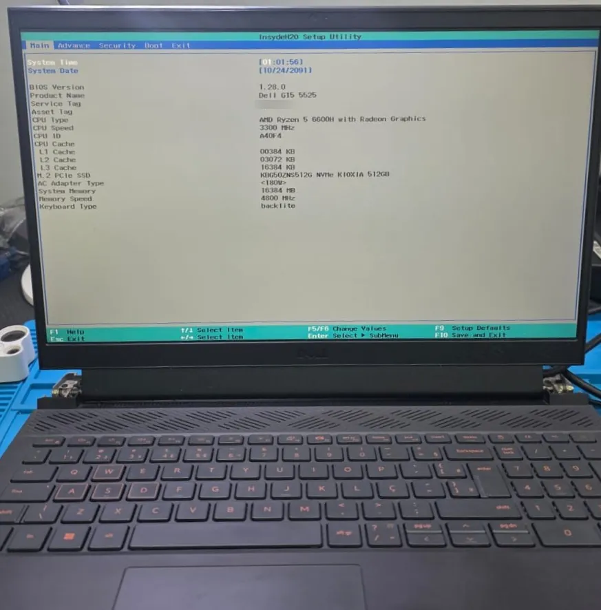 Tela da BIOS de um Dell G15 5525 aberta na bancada, com o campo AC Adapter Type mostrando 180 W
