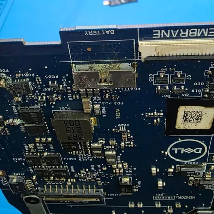 Região da bateria na placa-mãe de um Dell G15 5525 com resíduo escuro e oxidação em volta do conector