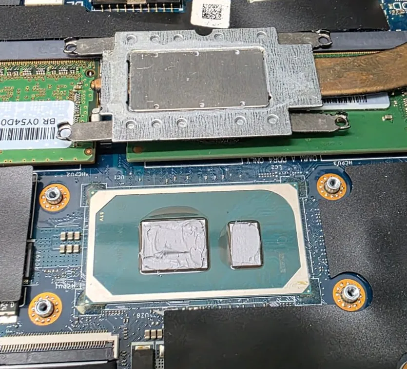 Dissipador do Dell Inspiron 3511 já limpo, ao lado do processador ainda com pasta térmica antiga sobre os dois blocos de silício