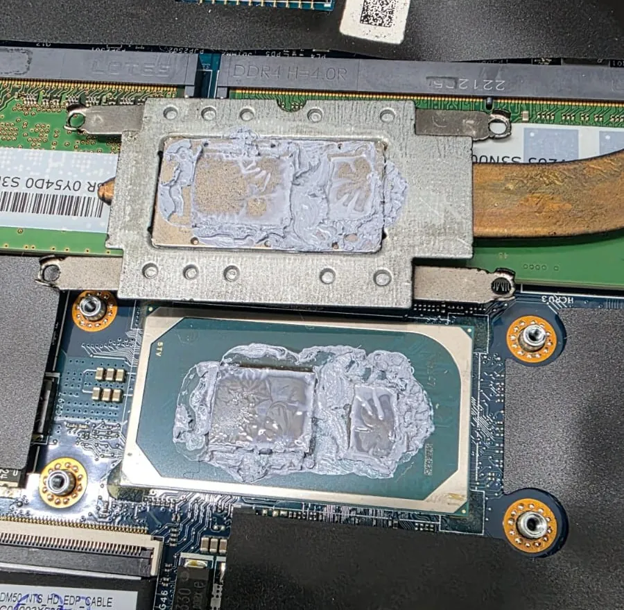 Processador do Dell Inspiron 3511 com a pasta térmica antiga espalhada sobre o encapsulamento, e o dissipador com a pasta ressecada na face de contato
