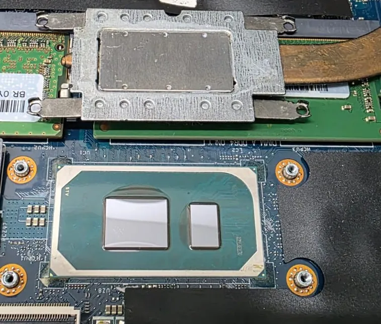 Processador do Dell Inspiron 3511 com os dois blocos de silício limpos, ao lado do dissipador também limpo