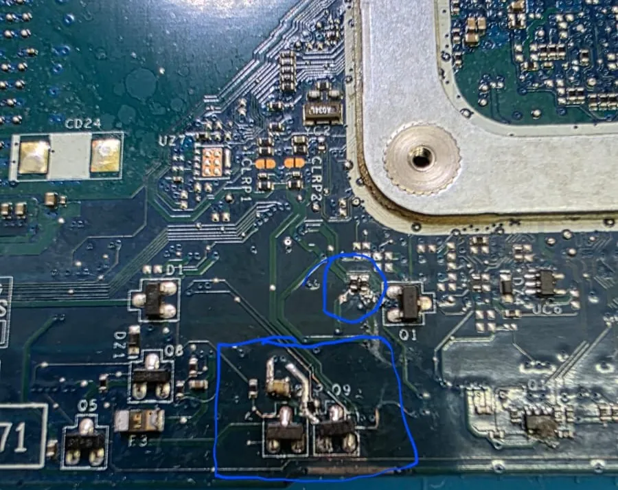 Placa do Inspiron 3583 com duas áreas circuladas em azul, uma perto do transistor Q1 e outra em volta do Q9, indicando onde o reparo foi feito