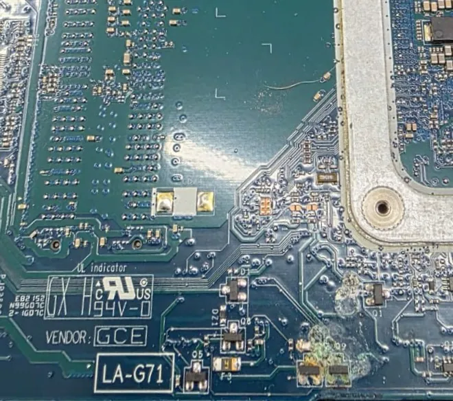 Placa-mãe do Inspiron 3583 identificada como LA-G71, com resíduo esverdeado de oxidação perto dos transistores Q9 e Q8, antes do reparo