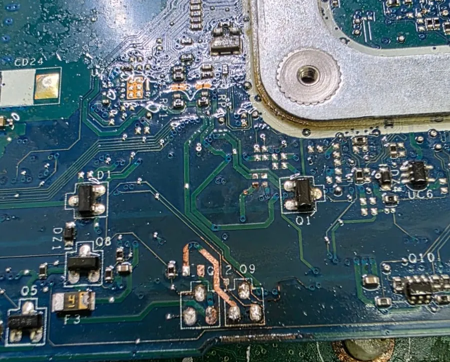 Placa do Inspiron 3583 depois do reparo, com trilhas refeitas em cobre aparente e pequenos componentes ressoldados perto dos transistores Q9 e Q1