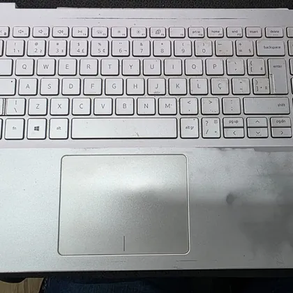 Teclado ABNT2 de teclas brancas de um Dell Inspiron 5590 fixo ao palmrest