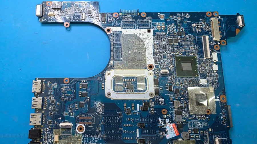Placa-mãe LA-8241P do Dell Inspiron 7520 vista pelo lado do chipset, com a serigrafia da placa no canto inferior