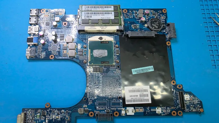 Placa-mãe do Dell Inspiron 7520 vista pelo lado do processador, com o soquete, dois módulos de memória e a bateria CMOS