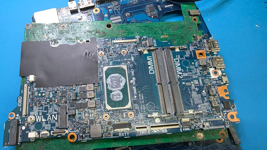 Placa-mãe de um Dell Latitude 3420 fora do chassi, com o processador no centro, os dois slots de memória à direita e a indicação BATT na borda inferior