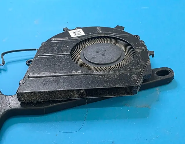 Ventilador do Dell Latitude 3520 com poeira acumulada nas pás e na carcaça, antes da limpeza