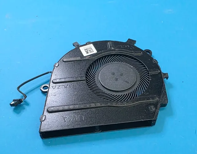 Ventilador do Dell Latitude 3520 limpo depois da limpeza interna, sobre a bancada azul