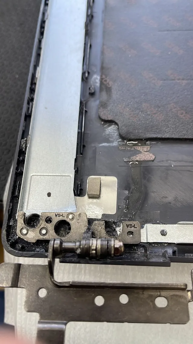 Dobradiça de notebook Dell Latitude 3520 com resíduo de cola instantânea ao redor do eixo e da fixação na tampa