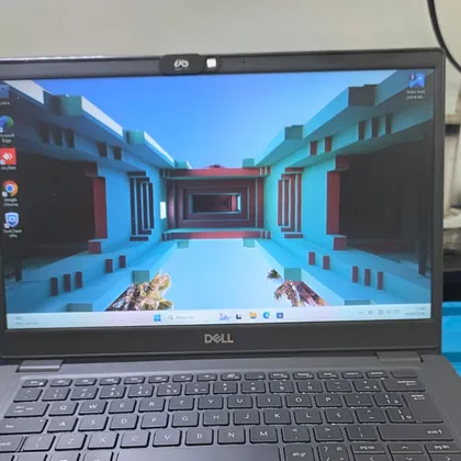 Notebook Dell Latitude 3520 ligado na bancada de reparo, com a área de trabalho do Windows aberta na tela