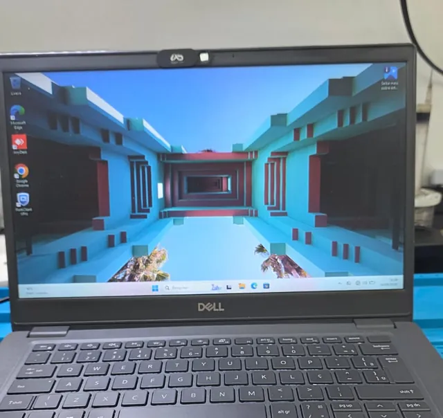 Dell Latitude 3520 ligado na bancada, com a área de trabalho do Windows aberta, na fase de testes