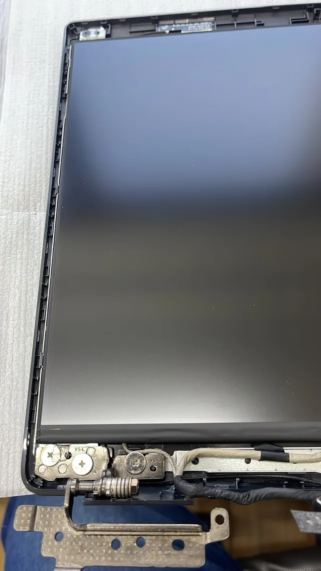 Tela do Dell Latitude 3520 fora da tampa, com a dobradiça e os cabos à mostra na parte de baixo
