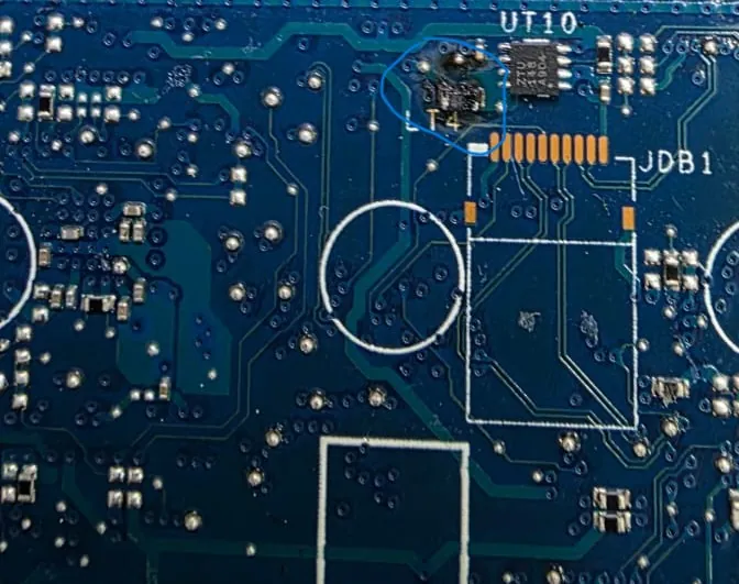 Placa do Dell Latitude 5420 com um círculo azul marcando um componente escurecido, próximo à serigrafia LT4 e ao conector JDB1