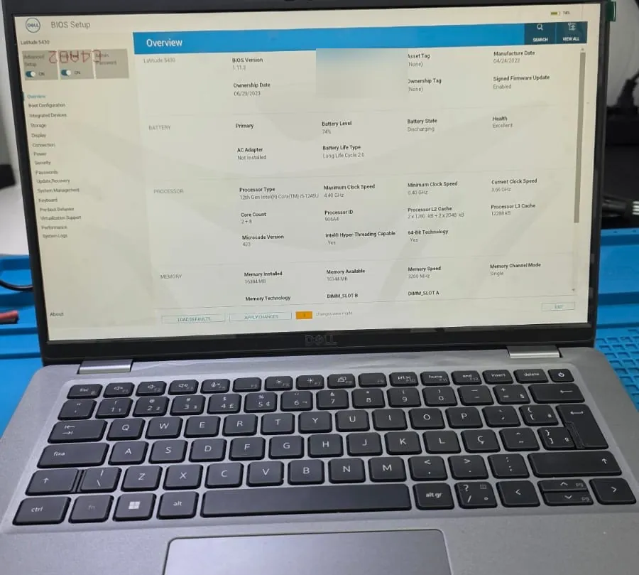Tela de configuração da BIOS de um Dell Latitude 5430, versão 1.11.2, com processador Intel Core i5-1245U, 16 GB de memória e a bateria com 74 por cento, exibida sem defeito