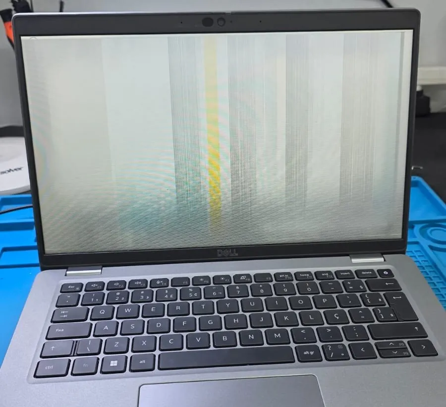 Dell Latitude 5430 ligado com a tela tomada por faixas verticais de tons claros e escuros e uma faixa amarela no centro, sem imagem legível