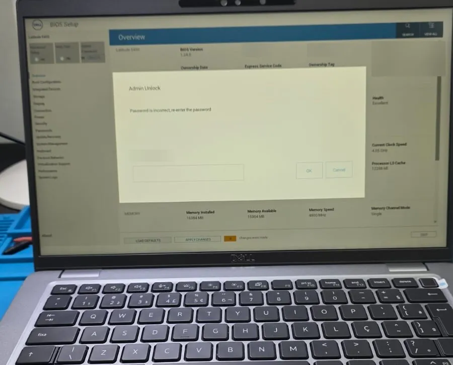 Tela da BIOS de um Dell Latitude 5450 com a janela Admin Unlock aberta, informando que a senha está incorreta e pedindo que seja digitada de novo