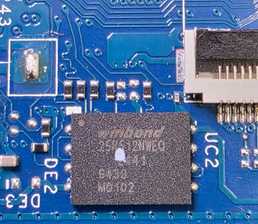 Chip de BIOS Winbond na posição UC2 da placa do Latitude 5450, soldado de volta ao lado do conector flat, depois da regravação