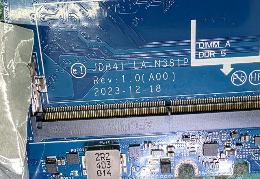Placa-mãe do Latitude 5450 com a identificação JDB41 LA-N381P Rev 1.0, a data 2023-12-18 e a marcação DIMM A DDR5 ao lado do slot de memória