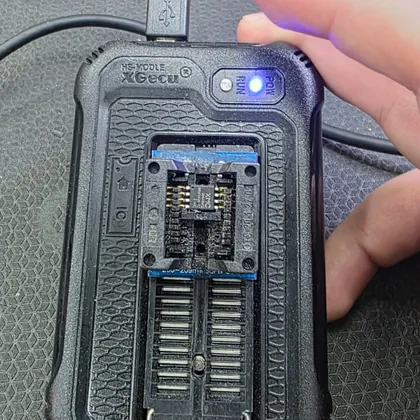 Programador de memórias XGecu T48 com o chip de BIOS de um Dell Vostro 3510 encaixado no adaptador