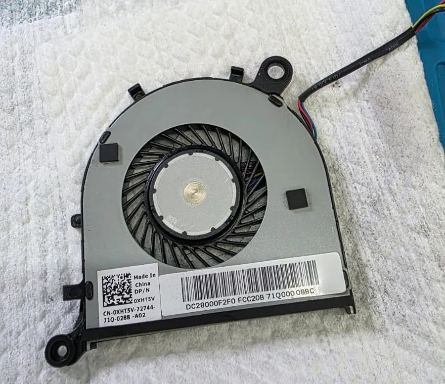 Cooler do Dell XPS 13 9360 retirado do notebook e limpo, apoiado sobre uma toalha branca