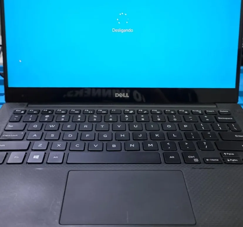 Dell XPS 13 9360 na bancada com a tela azul do Windows e a mensagem de desligamento depois do reparo