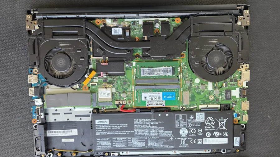 Lenovo IdeaPad Gaming 3 com dois módulos de memória instalados: o de 8 GB original no slot de cima e um Crucial de 16 GB no slot de baixo