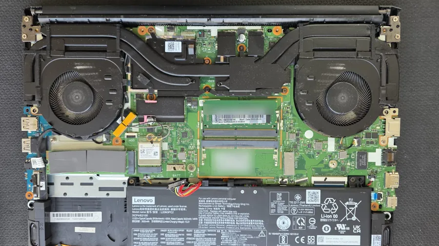 Lenovo IdeaPad Gaming 3 com a tampa dos slots retirada, mostrando um módulo de memória de 8 GB no slot de cima e o slot de baixo vazio