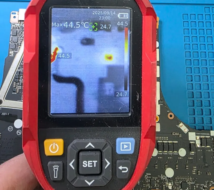 Câmera térmica sobre a placa-mãe do Lenovo Legion Pro 7 mostrando um ponto quente de 44,5 graus contra 24,7 graus no restante da placa
