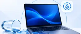 Copo de água tombado ao lado de um notebook aberto, com ícone de gota indicando líquido derramado