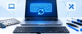 Notebook com ícone de teclado e setas de troca na tela, ao lado de um teclado avulso e chaves de reparo